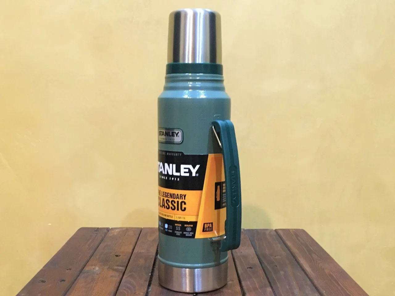 10-01254-033 Stanley Classic Vacuum Bottle 1.1 Qt Hammertone Green