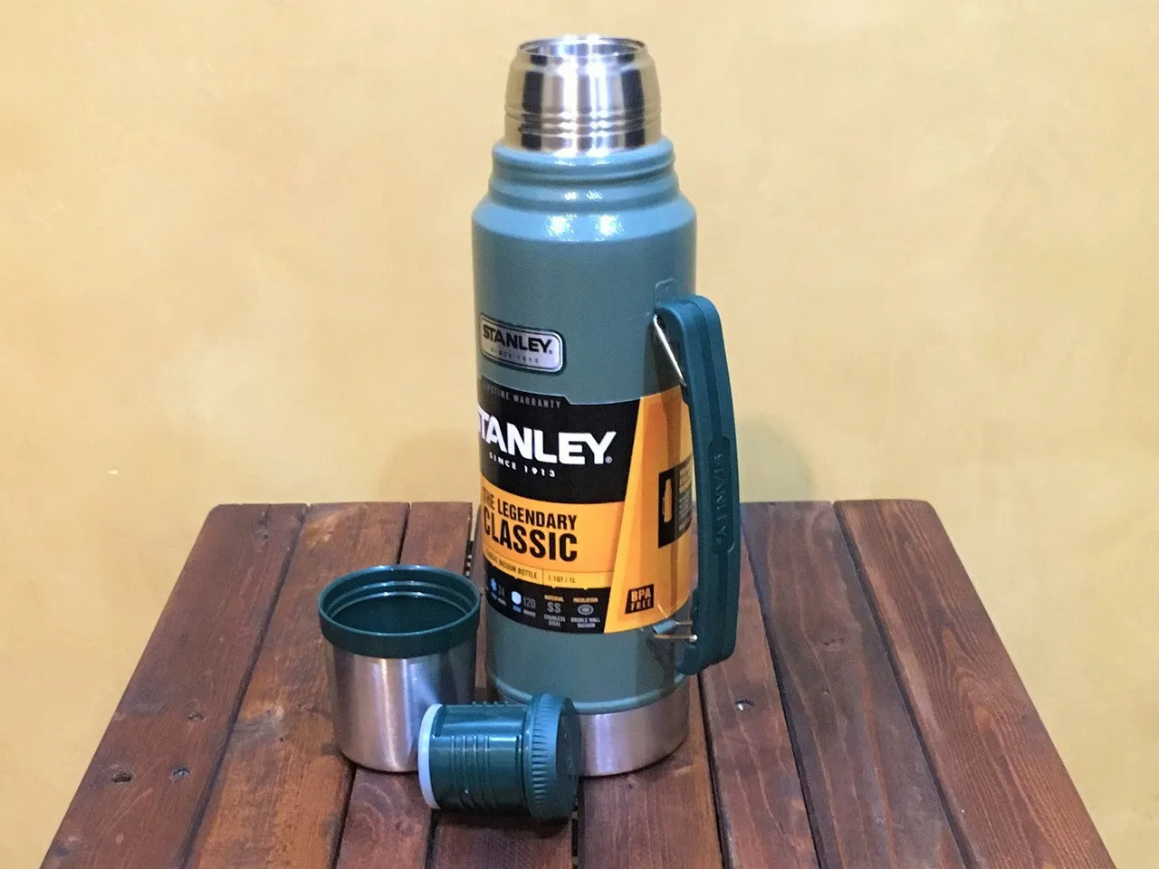 10-01254-033 Stanley Classic Vacuum Bottle 1.1 Qt Hammertone Green
