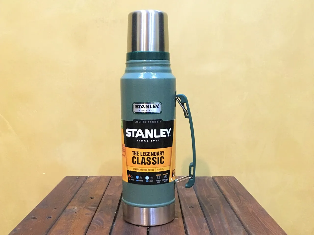 10-01254-033 Stanley Classic Vacuum Bottle 1.1 Qt Hammertone Green