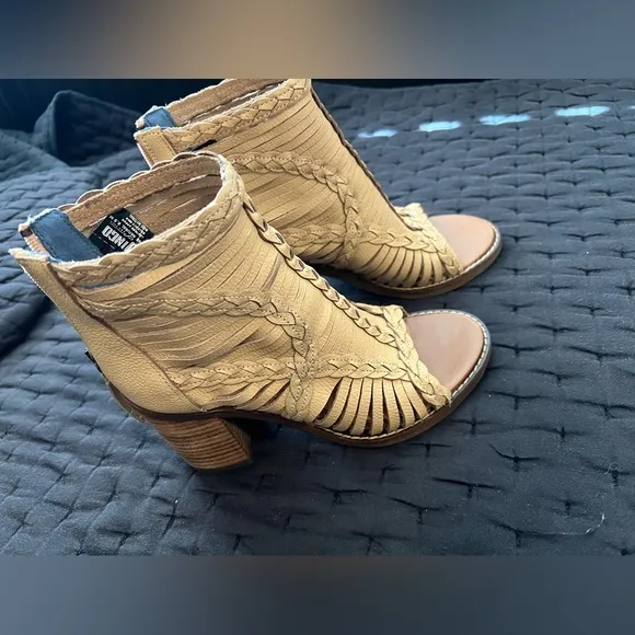 Dingo leather open toe booties size 6.5 only worn once