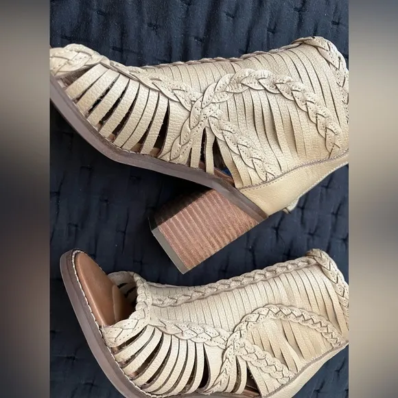 Dingo leather open toe booties size 6.5 only worn once