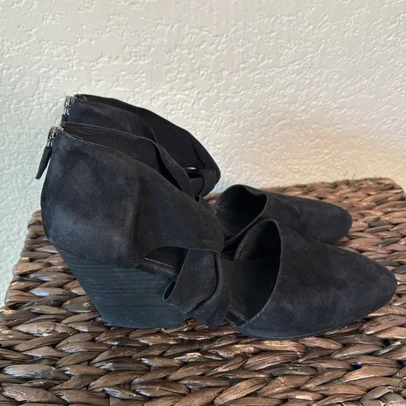 Eileen Fisher Women's 9.5 Black Suede Heel Shoes Twist Front Straps Closed Toe