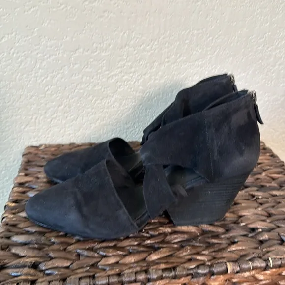 Eileen Fisher Women's 9.5 Black Suede Heel Shoes Twist Front Straps Closed Toe