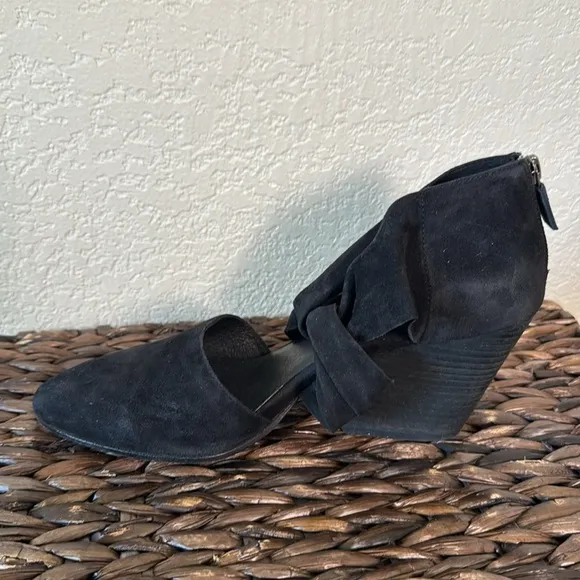 Eileen Fisher Women's 9.5 Black Suede Heel Shoes Twist Front Straps Closed Toe