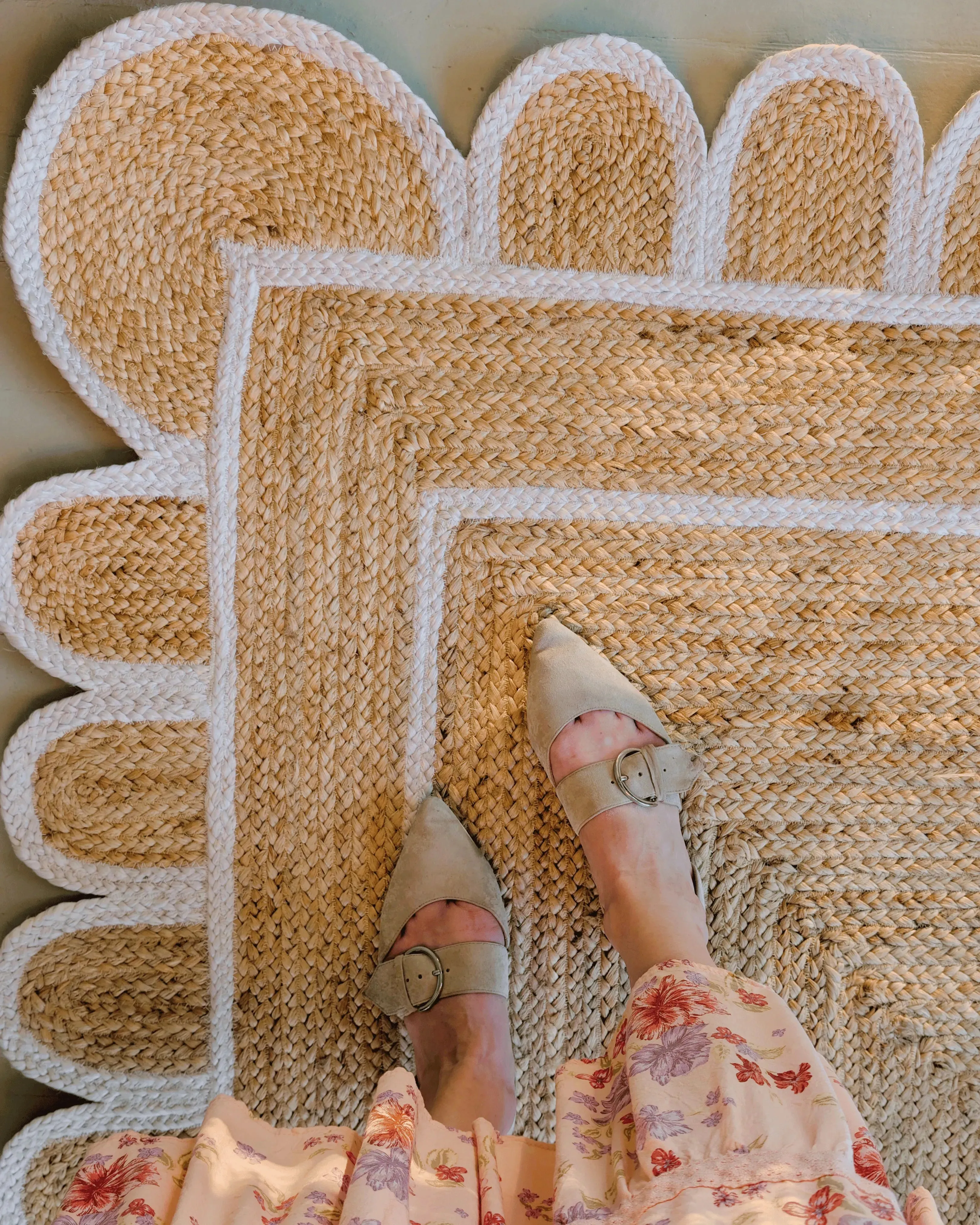 Handmade White Scalloped Jute Rug
