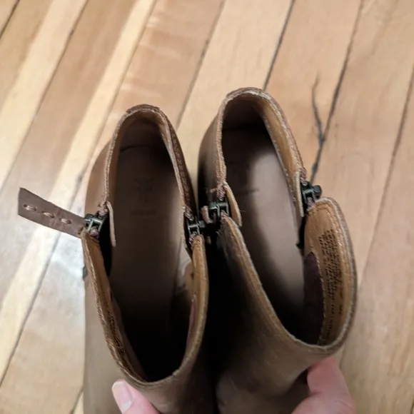 NWOT Frye Women's Leather Judith Zip Booties size 8