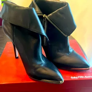 Red by Saks Fifth Avenue black Napa Lux heeled booties size 8
