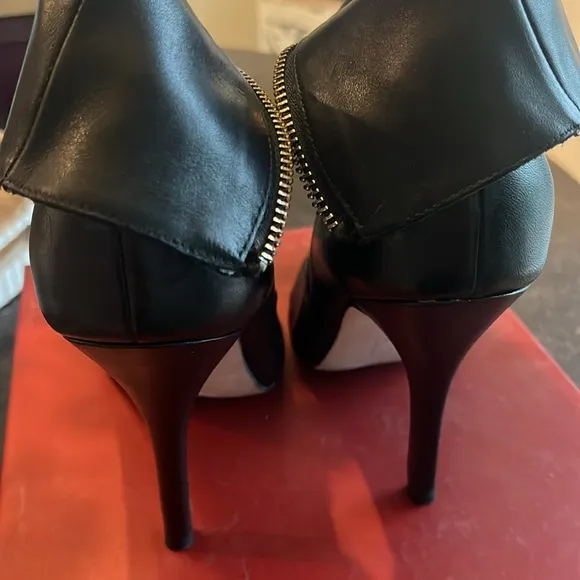 Red by Saks Fifth Avenue black Napa Lux heeled booties size 8
