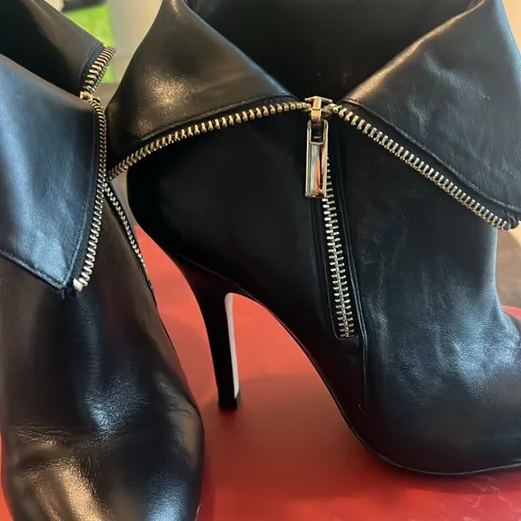 Red by Saks Fifth Avenue black Napa Lux heeled booties size 8